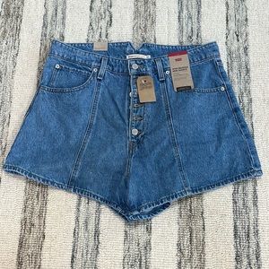 Levi’s high waisted Mom shorts size 33 new